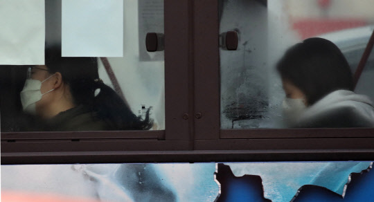 버스 안에서도 마스크 착용      (서울=연합뉴스) 김주성 기자 = '서울형 미세먼지 비상저감조치' 발령에 따라 출퇴근 시간 서울 지역 버스와 지하철이 무료로 운행된 15일 오전 마스크를 낀 시민들이 버스에 올라 있다. 2018.1.15      utzza@yna.co.kr  (끝)